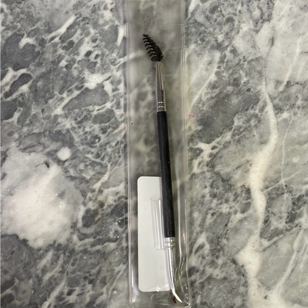 Anastasia Beverly Hills ABH Dual Ended Firm Detail Brush